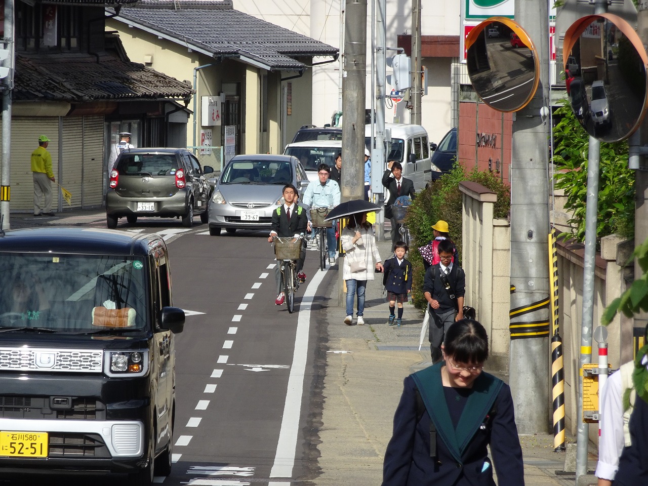 西金沢駅界隈にも自転車走行指導帯が登場！  まちのり - 金沢市公共 